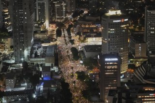 Plusieurs dizaines de milliers de personnes se sont rassemblées mardi soir à Tel-Aviv. KEYSTONE/AP/Ohad Zwigenberg